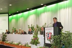 Auch wenn die Wogen bei Themen wie Wolf, bleifreier Munition und Jagdzeiten hochschlugen. Umweltminister Dr. Robert Habeck stellte sich der Diskussion auf dem Landesjägertag 2015 in Neumünster. 