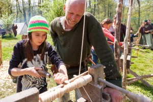 Maja Pieper, 11 Jahre, aus Kassel durfte sich bei Werkpädagoge Dag Wixforth aus Munkbrarup ein kunstvolles Mitbringsel drechseln. 