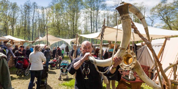 Herbeigeströmt, rief Lurenbauer Mario Schramm aus Ellerbeck auf dem mittelalterlichen Kriegshorn. Zum Wikingermarkt auf der Osterauwiese galt der Ruf allerdings nur fröhlichen Gästen und Mitstreitern.  