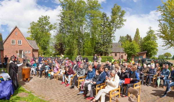 Zum 26. Mal luden Pastorin Ulrike Witte, die  Bokhorster-Biker-Church und der Verein der Kirchenfreunde zum kleinen Bokhorster Mogo ein. Rund 70 Gäste feierten dabei den Segen für die Motorradfahrer und zwei Taufen mit. 