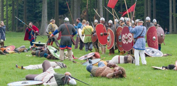 Ein weiteres Jahr Training und Erfahrung sammeln liegt hinter den Freunden mittelalterlichen Schlachtentreibens. Und auch wenn mit stumpfen Waffen gekämpft wird, geht es keineswegs immer ohne blaue Flecken ab, verrieten die Schlachtteilnehmer.  