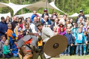 Beim Eekholter Wikingerlager zeigten die Streiter aus unterschiedlichen Gruppen eindrucksvolle Schaukämpfe. Und alle Kämpfer durften auch wieder aufstehen. Dafür gab es viel Applaus von den Kindern und Erwachsenen.  