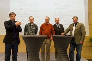 Umweltminister Dr. Robert Habeck, Dr. Norman Stier von der Technische Universität Dresden, Fritz Heydemann vom Naturschutzbund Deutschland e. V. (Nabu), Dr. Klaus-Hinnerk Baasch, Präsident Landesjagdverband Schleswig-Holstein e. V. und Karl-Henning Hinz vom Landesverband Schleswig-Holsteinischer Schaf- und Ziegenzüchter e.V. stellten sich in Kiel der Diskussion über Wölfe in Schleswig-Holstein (von links). 