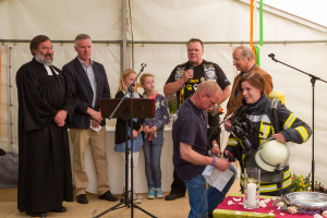 Der Fürbitte von Feuerwehrfrau Nadja Hannemann (rechts) um erfolgreiche Einsätze und gesunde Heimkehr stimmte Bornhöveds Pastor Reimer Kolbe (links) gern zu. 