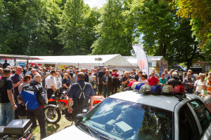 Volles Haus auf dem Gönnebeker Dorfplatz. "Wenn die Flaming Stars einladen, versammeln sich einfach tolle Leute", freute sich der Daldorfer Schirmherr Konsul Bernd Jorkisch mit Werner Stöwer von den Flaming Stars (Mitte rechts) bei der Eröffnung. 