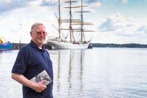 In seinem neuen Roman "Vom Kriegsausbruch überrascht", lässt der Boostedter Autor Heinz-Dietmar Lütje den Kleinen Kreuzer SMS "Kiel" in ein Meer von Feinden ziehen. 