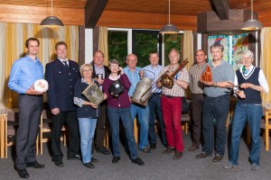 Matthias Holtz vom Bokhorster Sportverein, Barne Schnoor von der freiwilligen Feuerwehr, von der Kirchengemeinde Regina Thies und Ernst-August Siebke, Pastorin Ulrike Witte mit "Erichs heißem Draht", Werner Holtz von den Landmaschinenfreunden, Norbert Beitz aus der Kirchengemeinde, Jens Jensen vom Posaunenchor, Tomas Bock von den Bokhorster Jägern, Dr. Thomas Bahr als Vertreter der Bürgermeister in der Kirchengemeinde und Heike Lange von den Landfrauen stehen stellvertretend für die vielen Helfer und Akteure der Dorfwoche und freuen sich auf einige spannende Tage rund um den Kirchturm (von links).     