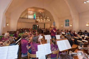 Ein gemütlicher und vor allem klangvoller Abend mit dem Posaunenchor, der Trommelgruppe und dem Chor Großharrie bildete den Auftakt zur diesjährigen Bokhorster Dorfwoche. 