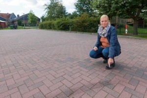 Mit quietschenden Reifen ist der potenzielle Täter Freitag vom Parkplatz am Bönebütteler Kindergarten geflohen. Eine der betroffenen Mütter zeigte, wo der Mann Gas gegeben hat. Sein Auto hatte er vorsorglich fluchtbereit geparkt.    