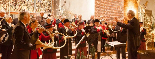 Landeshubertusmesse 2015 in der Bad Segeberger St. Marienkirche. Unter der Leitung von Michael Mull bescherten die fast 50 Parforcehornbläser und Bläserinnen den rund 250 Zuhörern einen musikalischen Gottesdienst mit Nachklang. 