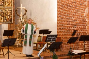 Pastor Erhard Graf aus der Stormarner Kirchengemeinde Klein Wesenberg nahm die Besucher der Hubertusmesse mit in das Alte Testament und zu biblischen Erwähnungen jagdlichen Geschehens. Bis heute geblieben ist die Verantwortung, die mit der Jagd einhergeht und weit über das Jagen selbst hinausführt, meinte der Seelsorger. 