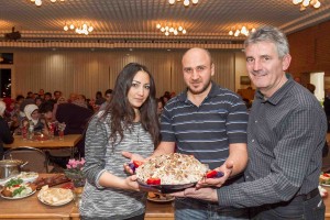 Liebe geht durch den Magen, Kennenlernen auch, sagt Trappenkamps Bürgermeister Harald Krille (rechts). Anna und Fadi Khauri aus Syrien hatten Reis mit Rind und Nüssen mitgebracht. 