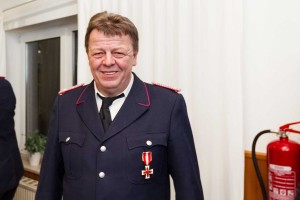 Bönebüttels ehemaliger Ortswehrführer Klaus Banck wurde am Freitag für 40 Jahre aktiven Dienst in der Freiwilligen Feuerwehr geehrt. Für seinen Einsatz erhielt der altgediente Feuerwehrmann das Schleswig-Holsteinische Brandschutzehrenzeichen in Gold am Bande 