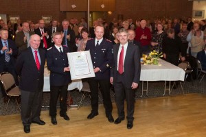 Gründungsmitglied Dietrich Zager (80) hielt die Laudatio für die Feuerwehr. Wehrführer Marco Dorwo und sein Stellvertreter Dirk Mierau nahmen für die Feuerwehrmänner und Frauen der Wehr die Ehrenurkunde von Bürgermeister Harald Krille entgegen (von links).