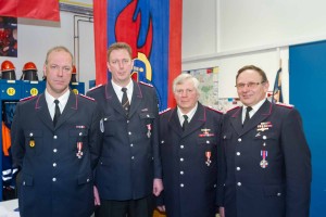 Familiensache: Hans-Peter und Jörn-Martin Steinberg erhielten das schleswig-holsteinische Brandschutzehrenzeichen in Silber am Bande und Arne Steinberg das Brandschutzehrenzeichen in Gold. Oberlöschmeister Rüdiger Lehmann erhielt als besondere Anerkennung für seine Verdienste das Feuerwehrehrenkreuz in Silber am Bande (von links). 