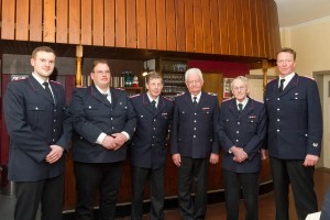 Ehrungen gab es in Schillsdorf für Jan-Oliver Mohr für 10 Jahre und für Björn Hinrichs für 20 Jahre aktiven Dienst, für 50 Jahre Feuerwehr für Schillsdorfs Bürgermeister Heinrich Danker, für Heinz Leye für 60 Jahre und für Schillsdorfs Altbürgermeister Karl Fock sogar für 70 Jahre Feuerwehr. Dafür sagte Schillsdorfs Wehrführer Thomas Prien besonderen Dank (von links). 