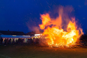Haushoch loderten die Flammen des Osterfeuers in Bönebüttel. Hunderte begeisterte Zuschauer waren gekommen