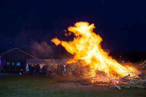 Einem Drachen aus Feuer gleich erhoben sich die Flammen des lodernden Feuers in Bönebüttel