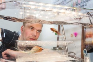 Tristan Münz Leidenschaft ist das Fliegenfischen und Binden von Fliegen und Streamern als verführerische Kunstköder für Dorsch, Seelachs oder Meerforelle im heimischen Kieler Ostseerevier. Auf der Messe konnten Besucher das lebhafte Spiel der Streamer im Strömungsbecken bewundern 