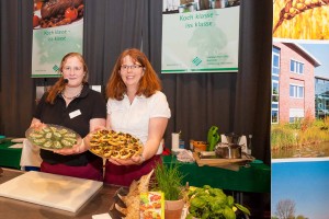 "Leicht, lecker und voller Genuss und Zeitgeist - Kochen kann richtig Spaß machen", meinten Anja Lange (links) und Sabine Siems von der Landwirtschaftskammer aus Rendsburg und präsentierten Lachsröllchen mit Spinat und Wildhack einmal anders in einer leckeren Wildhackschnecke mit Blätterteig 