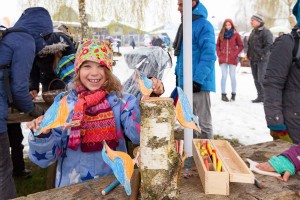 "Die sind richtig toll", freute sich die siebenjährige Lilli aus Bad-Segeberg über die Holzkleiber zum Anmalen. Mit ihrer Mutter Sandra verpasst sie fast keine Veranstaltung im Erlebniswald. 