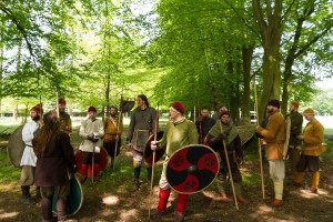 Warten auf das Signal zur Schlacht bei Suentana. Das lässt selbst bei den Freizeitkämpfern den Adrenalinpegel steigen.