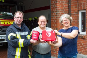 Gemeindewehrführer Karsten Pingel (links) und Timmaspes Bürgermeisterin Meike Derner freuten sich ganz besonders über die Spende eines Defibrillators von Hauptfeuerwehrmann Uwe Lampe (Mitte). Das Gerät hängt jetzt außen in einem Kasten am Feuerwehrgerätehaus. 