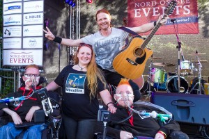 "Tolle Typen und supernette Leute hier in Padenstedt", freute sich der Hamburger Musiker Manuel Preuß mit den beiden Vereinsvorsitzenden Lars (links) und Arne Wienroth mit ihrer Betreuerin und Schatzmeisterin des Vereins Wheelfire, Saskia Omland. 