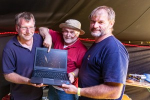 "Fast in der Nachbarschaft!" Die Galaxie NGC891 liegt sozusagen gleich um die Ecke, schmunzelten die Astronomiefreunde Stefan Bruns, Astrofotograf Gotthard Stuhm und Andreas Rex beim Blick auf das Bild der "Galaxie on edge" 