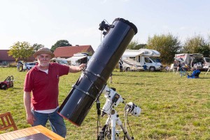 "Lange Tüte" mit 1500 Millimeter Brennweite. Freitag gelangen dem begeisterten Flensburger Astrofotografen Gotthard Stuhm tolle Bilder ferner Galaxien und Sternenhaufen. Sein Wissen teilt der Flensburger gern. 