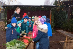 Auch dieses Jahr wartet wieder ein Riesenspaß an den Bastelständen auf die Kinder und Familien. Das Angebot reicht vom Weihnachtsengel bis zum Stecken, Laternen oder Futterhäuser für den Winter 