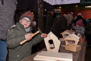 "Mal sehen, vielleicht kommt es an den Schuppen", meinte der siebenjährige Jannis aus Weede, als er konzentriert und geschickt sein Futterhaus zusammenbaute 