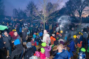 Hochbetrieb an den Bastelständer. Gut, das es gleich zwei Bastelstraßen gab. So konnte sich der Andrang etwas verteilen. 