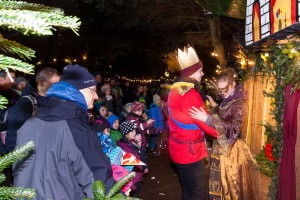 Die Schüler und Schülerinnen der Elly-Heuss-Knapp-Schule aus Neumünster verzauberten wie hier im Märchen Aschenputtel den winterlichen Wald in einen lebendig gewordenen Märchenpfad, an dem wohl auch die Gebrüder Grimm ihre Freude gehabt hätten 