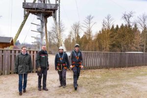 Julia Paravicini und Stephan Mense von den Schleswig-Holsteinischen Landesforsten begrüßten im Erlebniswald Trappenkamp die neuen Teamtowerbetreiber Günther Hoffmann und Walter Mahnert von Event-Nature und der Globetrotter-Akademie