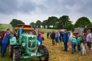 Für die Besucher an der Perdoeler Mühle war es schon spannend, als sich angetrieben von Detlef Ramms MAN Trecker die über 80 Jahre alte Dreschmaschine rattern und schüttelnd und rüttelnd in Bewegung setzte. 