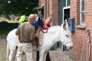 40 Kilogramm inklusive Tragegestell, mehr sollen die Esel nicht tragen, sagen Helena Kågemark und Carlo Magnani. Den Rest tragen die Wanderer im eigenen Rucksack. 