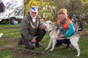 "Alle in bester Kondition", meinte Tierärztin Monika Böcker aus Fahrenkrug beim Plausch und Besuch des Gespanns von Levke Erichsen und Bernd Fedder aus Sellin. Die Musher achten ohnehin mit Argusaugen auf die Gesundheit ihrer Hunde, meinte die Tieräztin.