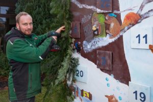 Noch ein paar Zweige und letzte Hand an den großen Adventskalender anlegen, dann kann die Waldweihnacht bald beginnen, meinte Gruppenleiter Sascha Bonath von den Segeberger Wohn- und Werkstätten, die beim Aufbau der Waldweihnacht dabei sind.