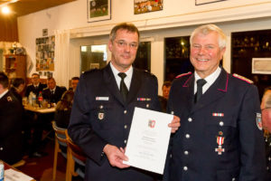 Als einem der ersten Feuerwehrmänner im Land wurde dem Husberger Hauptbrandmeister Hans-Hermann Harder (rechts) für 50 Jahre aktiven Dienst vom stellvertretenden Vorsitzenden des Landesfeuerwehrverbandes Rainer Scheele das Brandschutzehrenzeichen der Sonderstufe in Gold verliehen. 