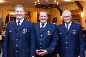 Das Brandschutzehrenzeichen in Silber am Bande gab es für 25 Jahre aktiven Dienst für Barne Schnoor und Christian Storm. Frank Matthießen erhielt das Ehrenzeichen in Gold für 40 Jahre aktiven Dienst (von links). 