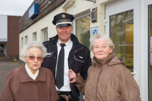 Netter Kerl, der neue Trappenkamper Polizeichef Marc Träger, fanden die beiden Trappenkamper Seniorinnen Maria Zimmermann (83, links) und Marlene Kambert (82). Nur die alte grüne Uniform war schicker, meinten die Damen. 