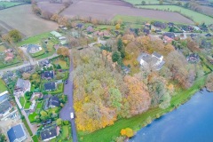 Mitten in Belau liegt das alte Schloss am Ufer des Sees.jpg