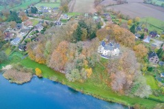 Mitten in Belau liegt das alte Schloss am Ufer des Sees.