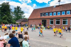 Polonaise der Grundschüler in Schipphorst, Gemeinde Rendswühren.