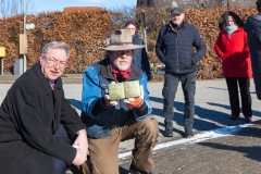 Stolpersteine als Mahnmal gegen den Nationalsozialismus mit dem  Künstler Gunter Demnig (rechts) und Stolpes Bürgermeister Holger Bajorat.