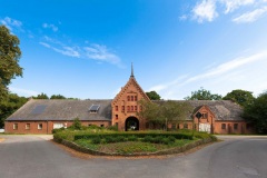 Das Zenkloster Schönböken ist neben der alten Lindenallee eines der markanten Wahrzeichen der Gemeinde Ruhwinkel.