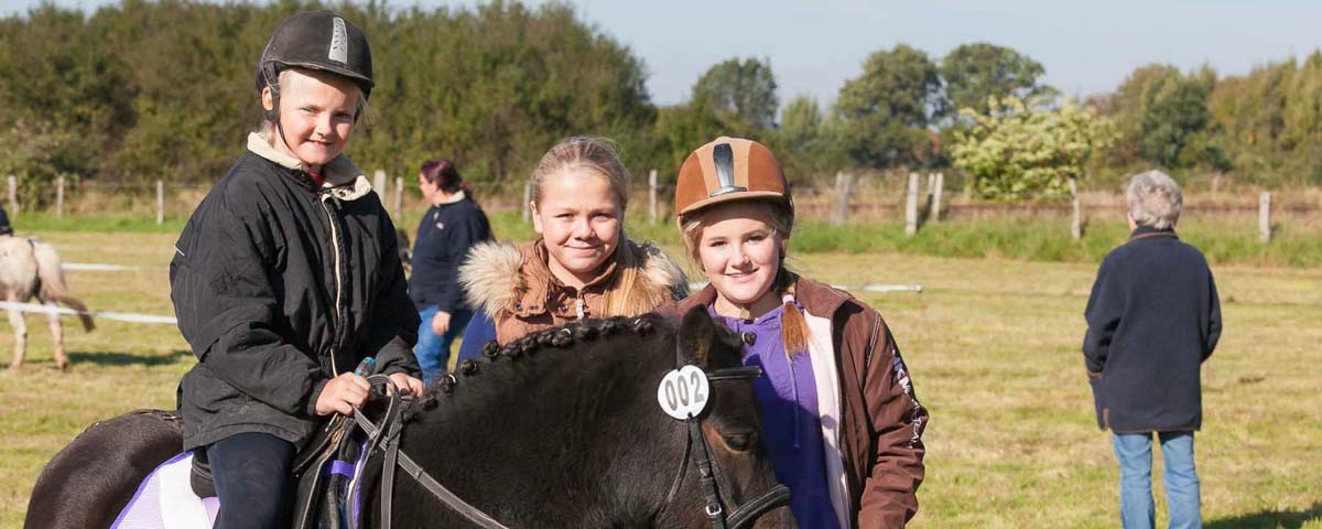 Begeisterte Pferdefreunde trafen sich zum 11. Ringreiten auf dem Brammer Hof