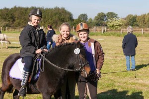 Hanna Kock-Rohwer, Sophie Banck und Lara Kock-Rohwer mit Pony Luna