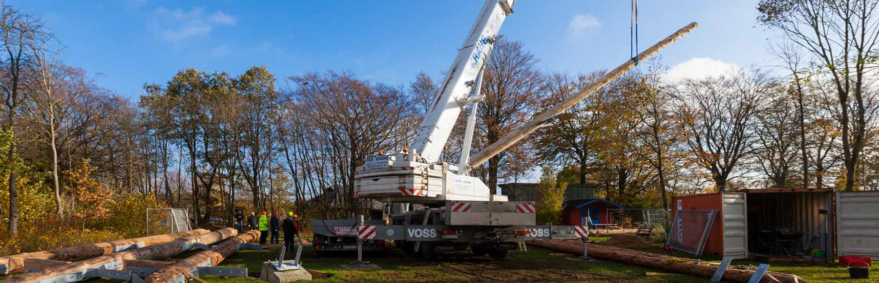 Der Trappenkamper Team Tower nimmt Gestalt an. Seit gestern ragt im Erlebniswald Trappenkamp der tonnenschwere Zentralstamm 30 Meter in die Höhe.